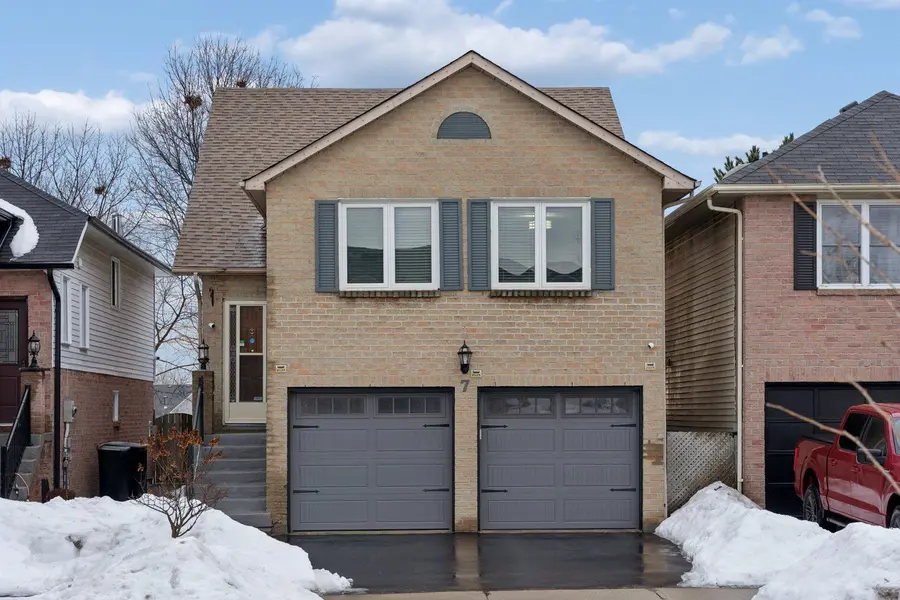 7 Empire CRES, Clarington, ON L1E 1E4