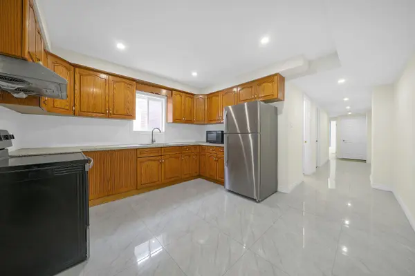 Toronto C01, ON M6G 1B2,575 College ST #A