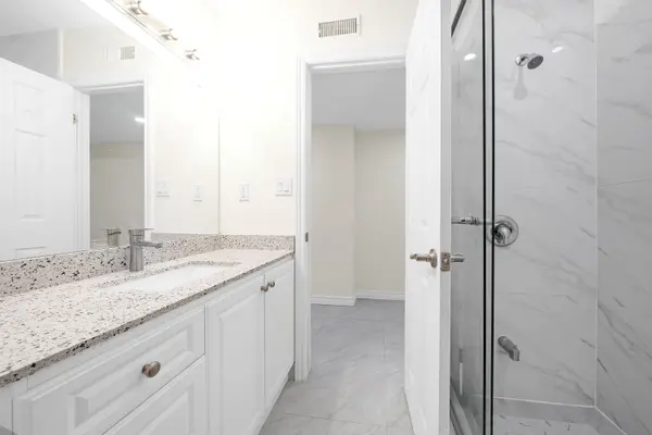 Toronto C01, ON M6G 1B2,575 College ST #A