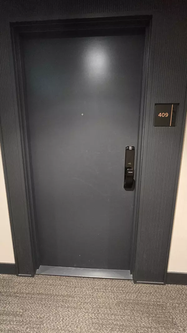 Oakville, ON L6M 5R8,395 Dundas ST W #409