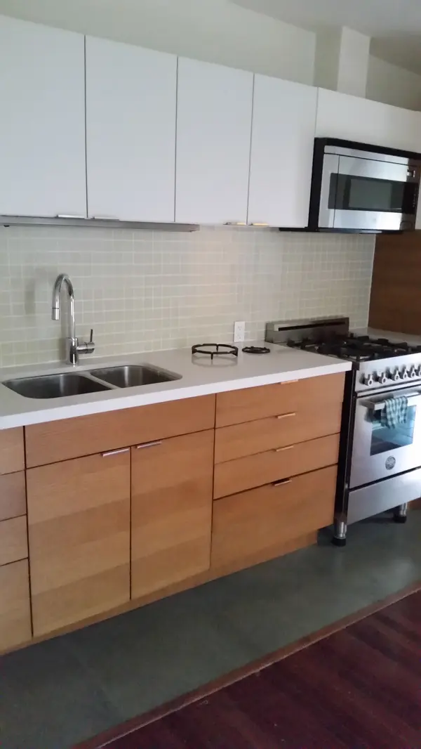 22 Brad ST ##2, Toronto W02, ON M6P 1N1