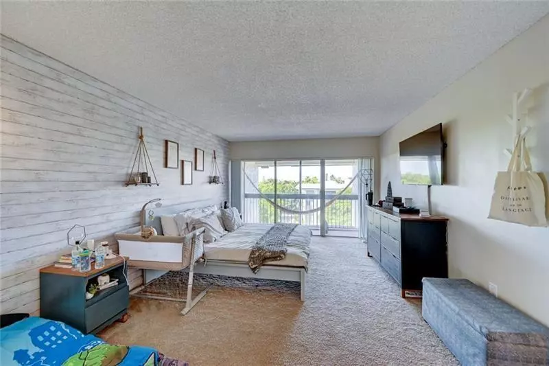 731 N Pine Island Rd #404, Plantation, FL 33324