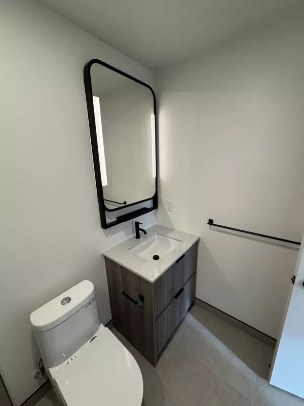 Toronto E01, ON M4L 0B7,1050 Eastern AVE #810