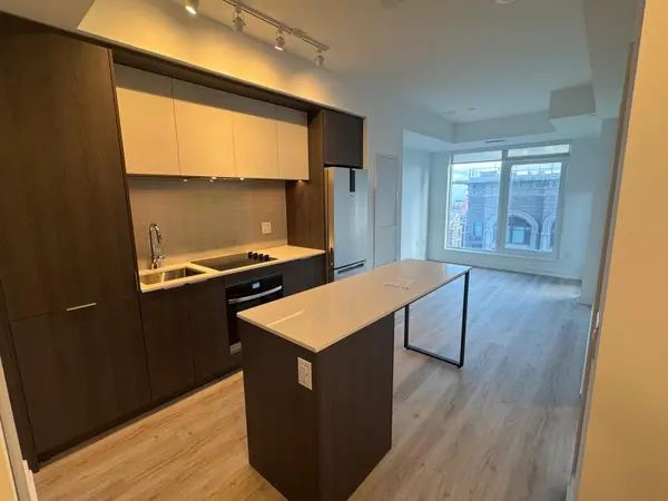 Mississauga, ON L5B 0P6,395 Square One DR #3707