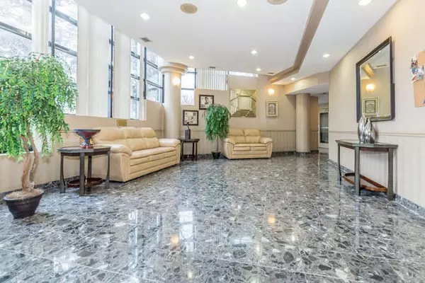 Mississauga, ON L4Z 3K9,25 Trailwood DR #902