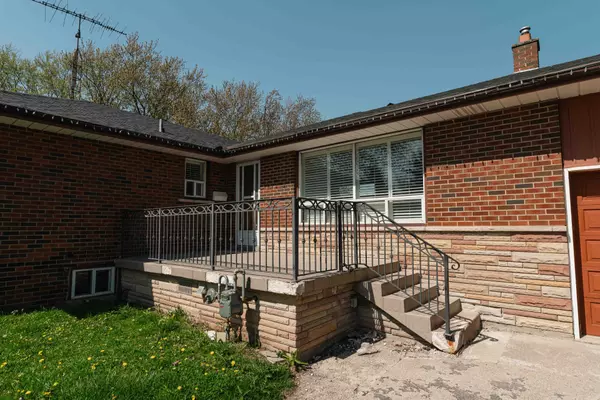 Oakville, ON L6L 4L1,365 Sandhurst DR