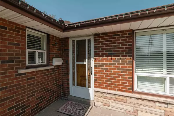 Oakville, ON L6L 4L1,365 Sandhurst DR