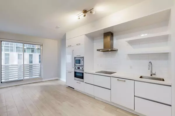 Toronto C10, ON M4S 2B4,2221 Yonge ST #313