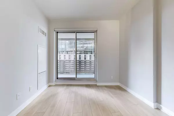 Toronto C10, ON M4S 2B4,2221 Yonge ST #313