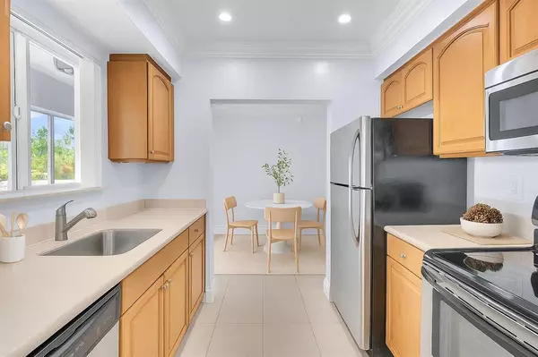 Bal Harbour, FL 33154,9930 Collins Ave #14