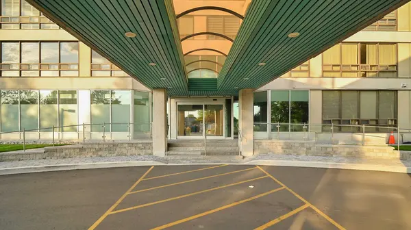 Brampton, ON L6Y 3V3,330 Mill ST S #909