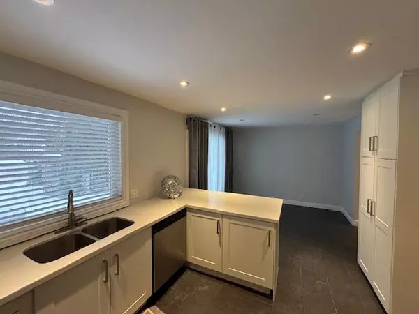 Oakville, ON L6L 1V1,2438 Hixon ST