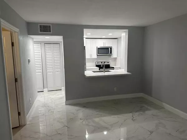 Boca Raton, FL 33428,9430 Boca Cove Cir #203