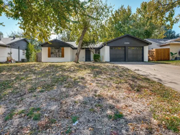 1304 Trammell Drive,  Benbrook,  TX 76126