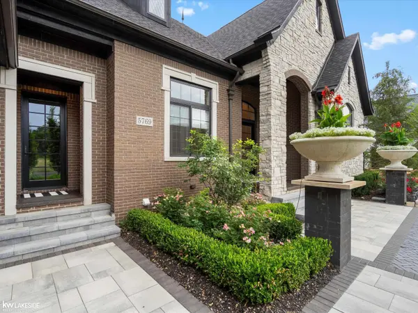 5769 Cotswold DR, Washington Twp, MI 48094