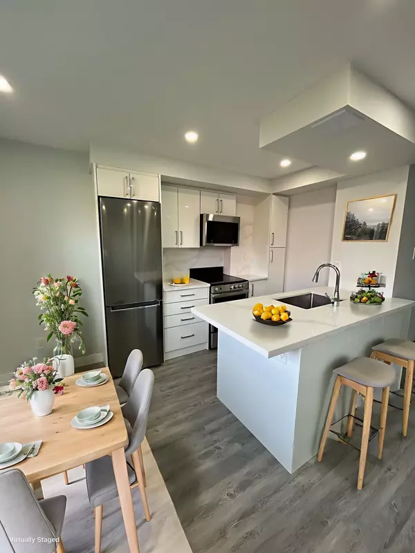 15 Walmer RD #205, Toronto C02, ON M5R 2X1