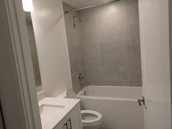 Newmarket, ON L3Y 2R3,715 Davis DR #B1207