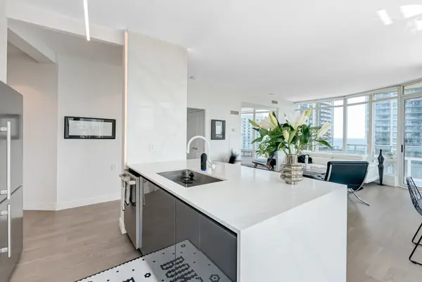 Toronto W01, ON M6S 5A2,15 Windermere AVE #1210