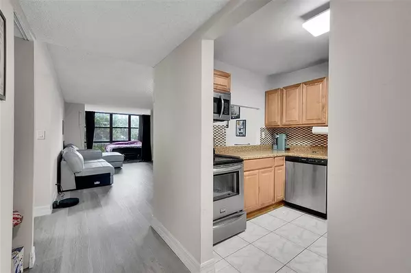 Hallandale Beach, FL 33009,1000 Parkview Dr #306