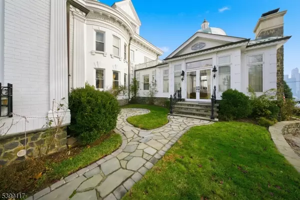 Weehawken Twp., NJ 07086,1 Hamilton Ave