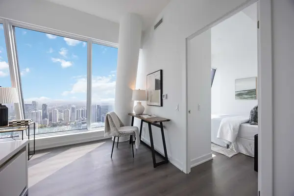 Toronto C01, ON M4Y 0J5,8 Wellesley ST W #LPH05