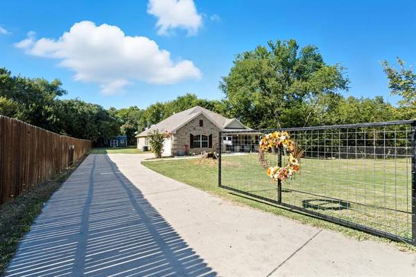 104 Candis Ct Court, Springtown, TX 76082