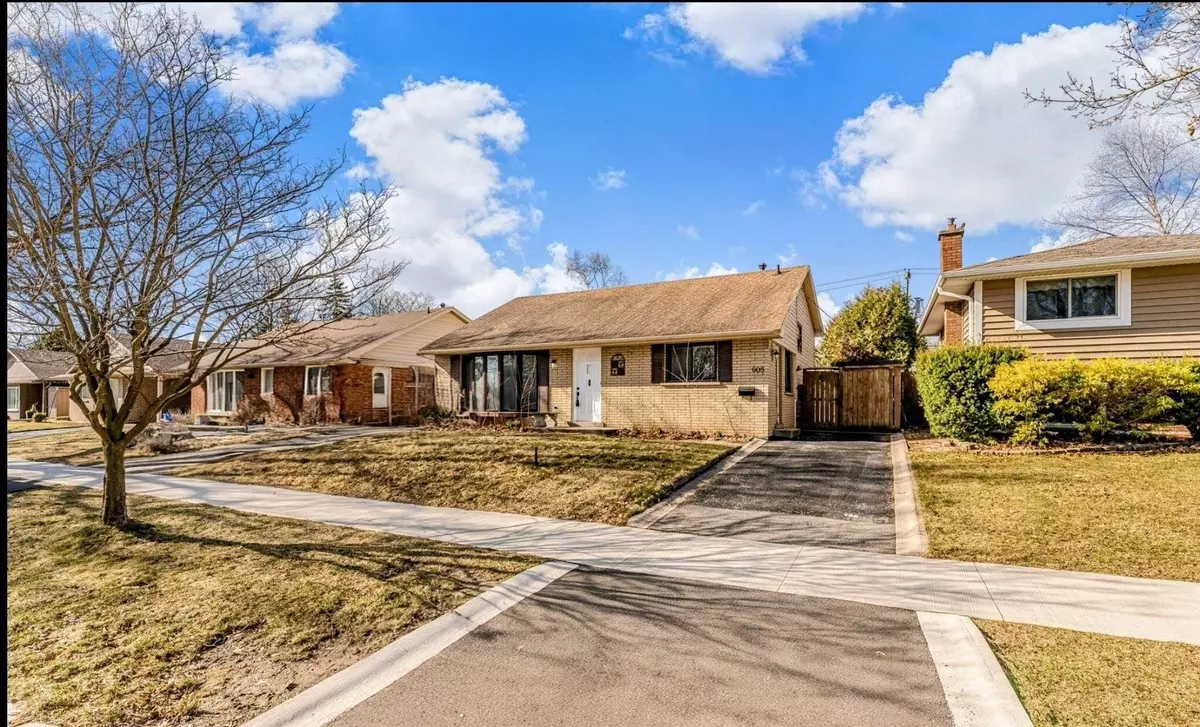 Burlington, ON L7N 3B8,608 Thornwood AVE