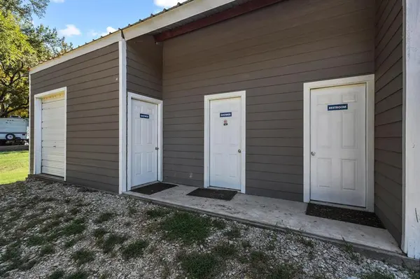 Bonham, TX 75418,6869 S State Highway 121