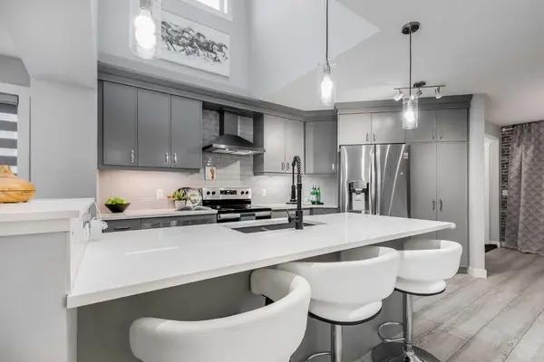 Airdrie, AB T4B 5E1,1037 Chinook Gate Heath SW