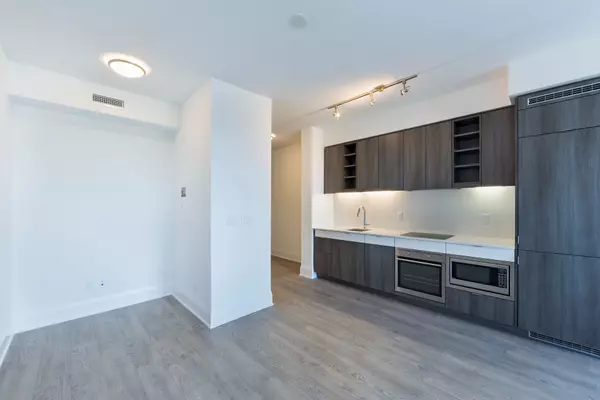 Toronto C10, ON M4P 1Y5,101 Erskine AVE #1904