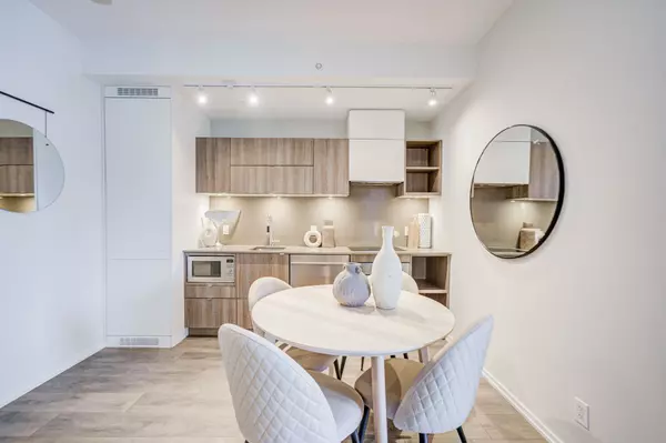 Toronto C01, ON M5V 0M2,125 Peter ST #3211