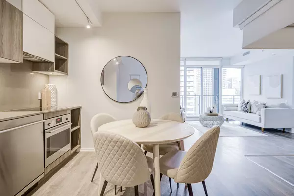 Toronto C01, ON M5V 0M2,125 Peter ST #3211