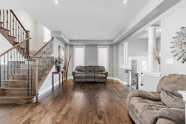 11 Elmer Adams DR, Clarington, ON L1E 0G8