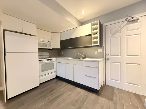 Toronto E01, ON M4L 2S3,63 Billings AVE