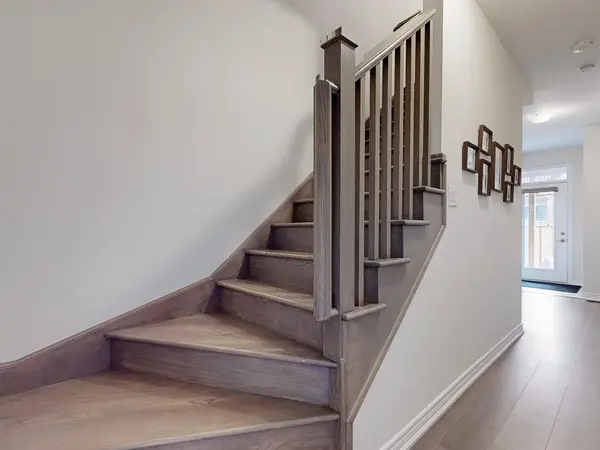 Hamilton, ON L8K 0A4,10 Snowberry LN