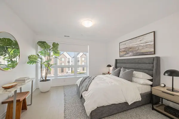 London South, ON N6K 4P9,1975 FOUNTAIN GRASS DR #211