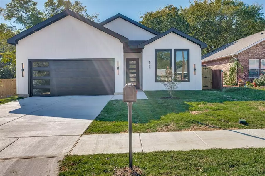 2209 W E Roberts Street, Grand Prairie, TX 75051