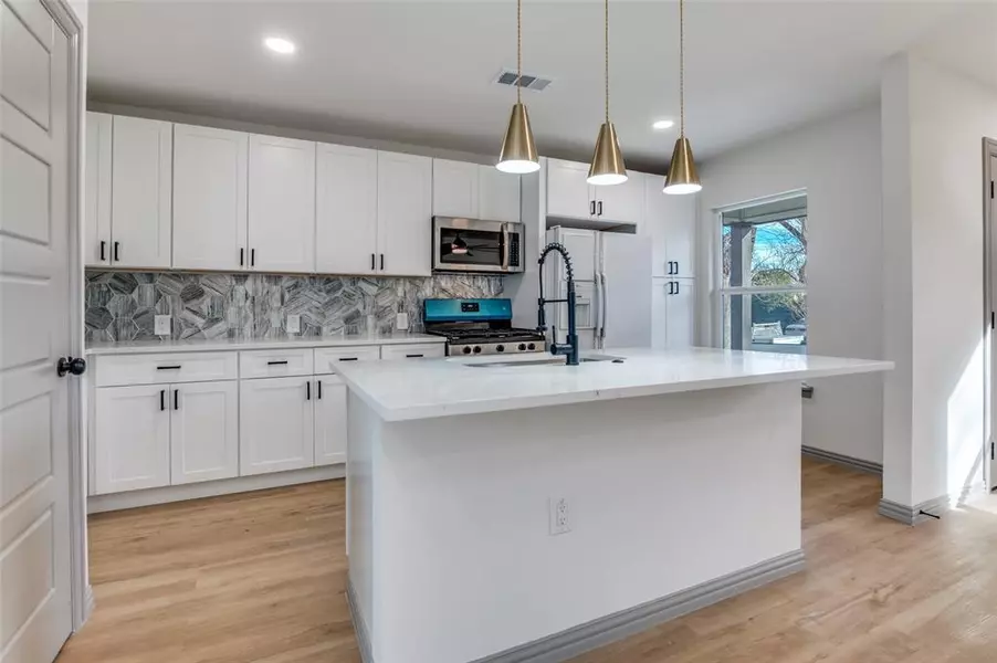 918 SW 4th Street, Grand Prairie, TX 75051