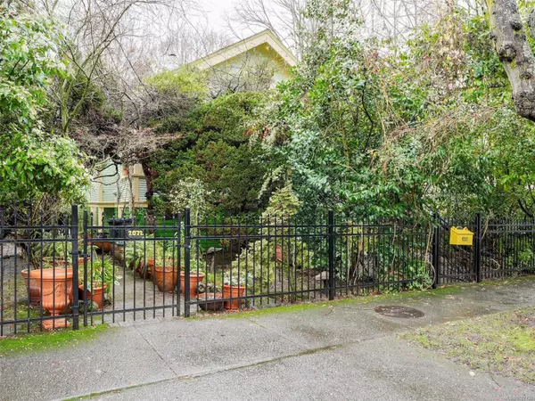 2072 Chaucer St, Oak Bay, BC V8R 1H7