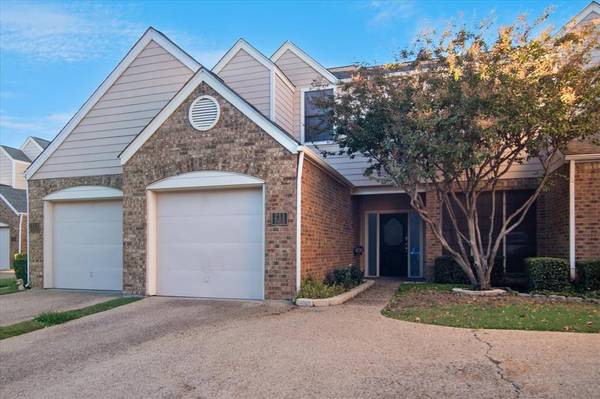 211 Cimarron Trail #4, Irving, TX 75063