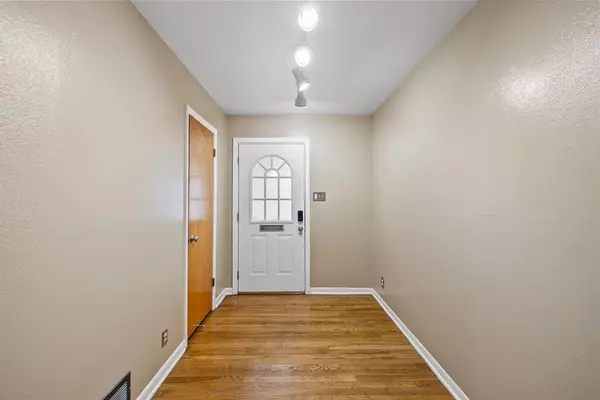 Dallas, TX 75211,2419 Bentley Avenue