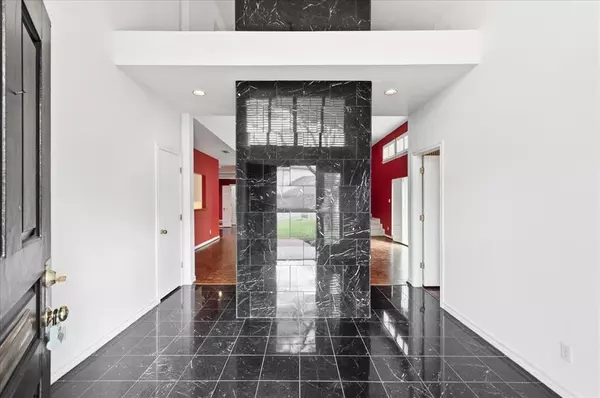 Benbrook, TX 76126,22 One Main Place