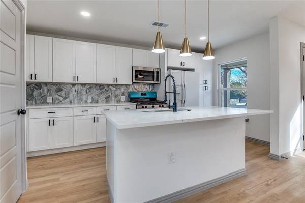 918 SW 4th Street, Grand Prairie, TX 75051