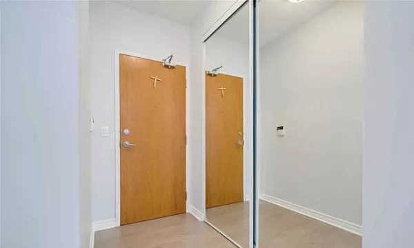 Toronto C01, ON M5V 1B1,219 Fort York BLVD #203