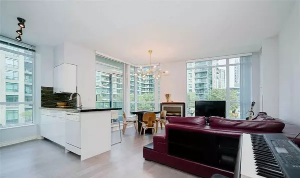 Toronto C01, ON M5V 1B1,219 Fort York BLVD #203