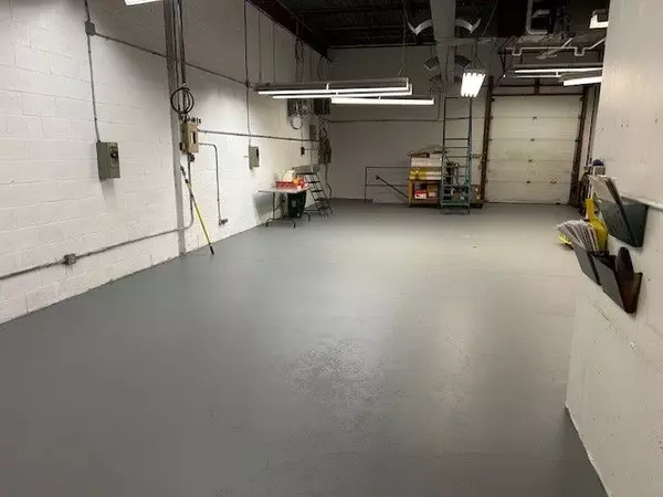 Aurora, ON L4G 3V6,220 Industrial Pkwy S #17