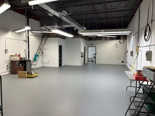 Aurora, ON L4G 3V6,220 Industrial Pkwy S #17