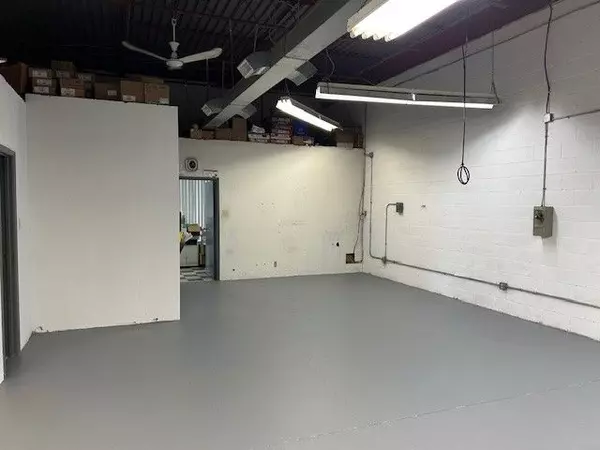 Aurora, ON L4G 3V6,220 Industrial Pkwy S #17