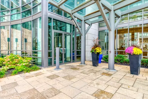 Toronto W06, ON M8V 0B1,2240 Lake Shore BLVD W #802