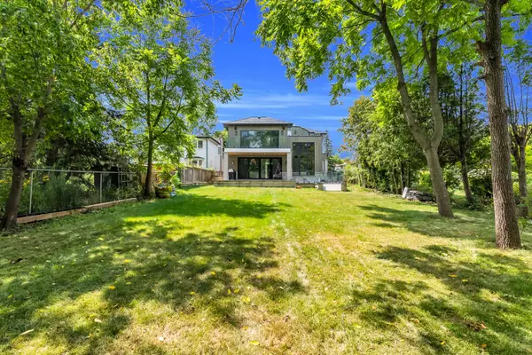 Mississauga, ON L5M 1N6,9 Earl ST